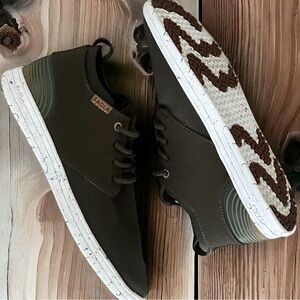 New Saola Semnoz Women’s Shoes Dark Olive Size 9 ultra light vegan